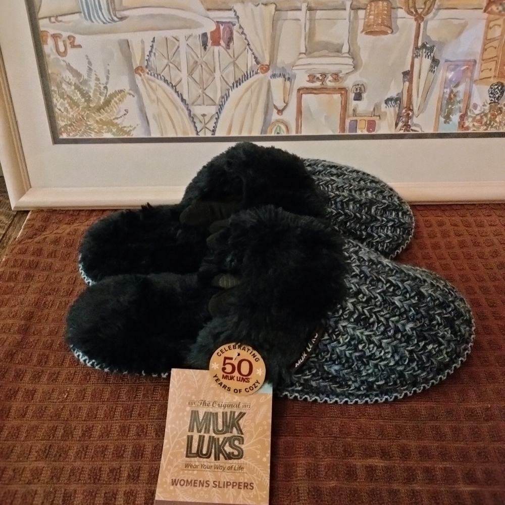 NWT Muk Luks Denim Blue Hard-Soled Slippers. Size Large (9-10) Beautiful.